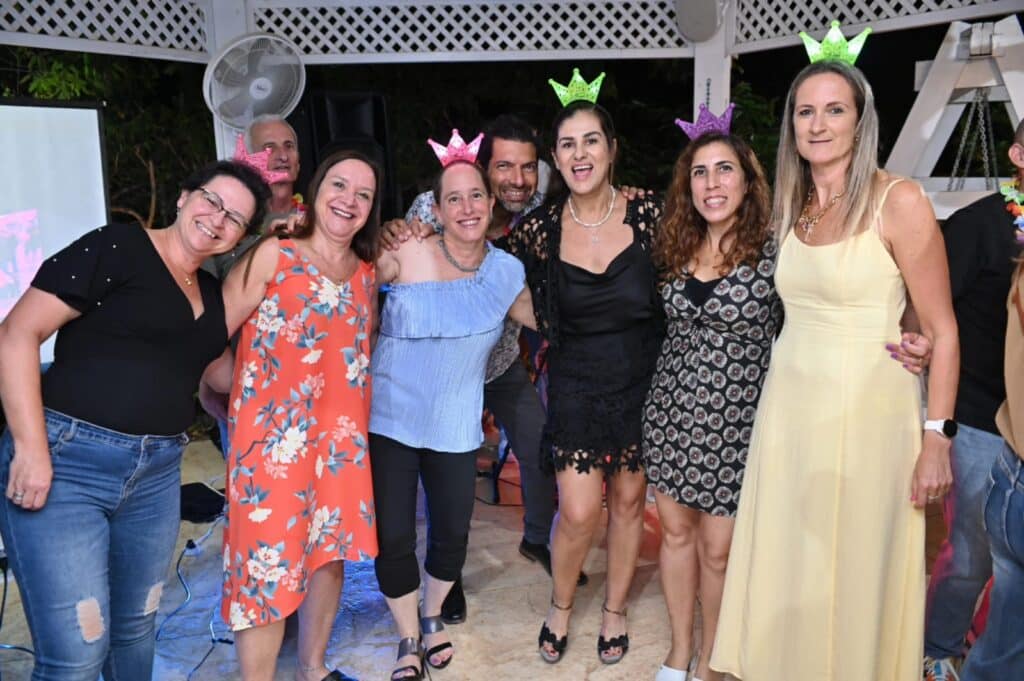 תמונה: גיל דור. "בסוף השבוע הם חגגו ברעות, בביתו של אחד מראשוני הקבוצה..... כלום לא עצר את השמחה"